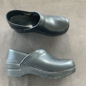 Dansko Black Clogs Women’s Euro 38